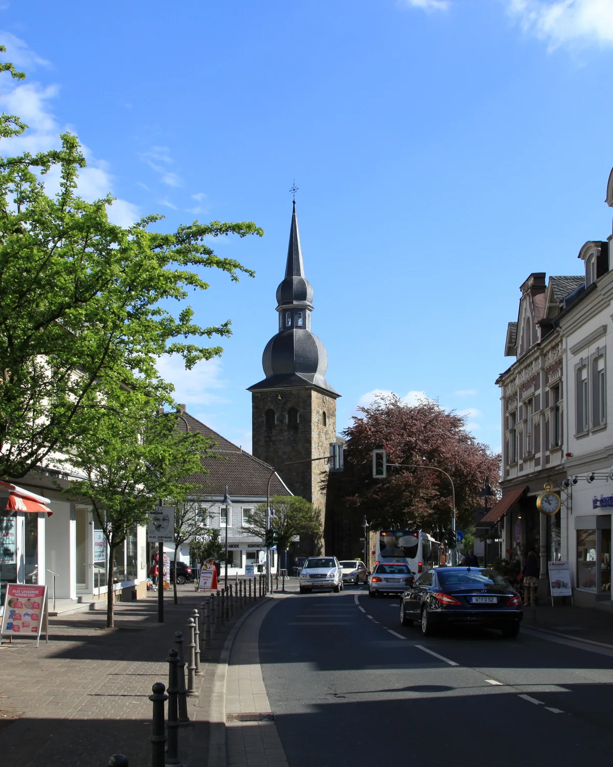 Die Hauptstraße in Sprockhövel mit der Kirche